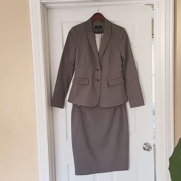 Le Chateau Suit - Picture 1 of 9